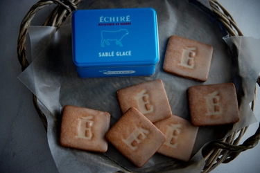 エシレ・パティスリー オ ブールより
人気のサブレ缶に待望のミニサイズが新登場！
「サブレ グラッセ（6枚入）」2026年1月30日（金）新発売　