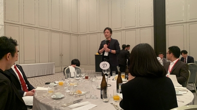 図11：懇親会で挨拶するオステムOICディレクターの東京銀座デンタルクリニック 金山 健夫先生