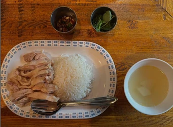 駒場東大前【タイの家庭の味をアパレル出身の店主が再現】「オンリーカオマンガイ」オープン