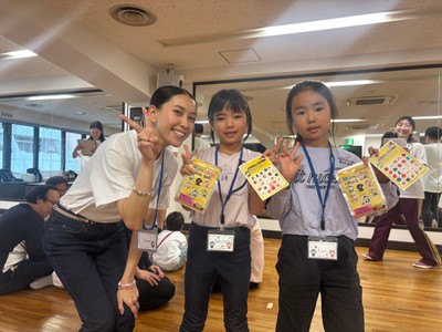BINGOに当選して景品をもらえたお子様とフィリピン人教師