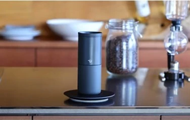 ワイヤレス給電POWER SPOT(R)製品の第一弾。 50Wワイヤレス給電ユニット「HOME」 スマートワイヤレスタンブラー「MUG」 クラウドファンディングにて販売スタート