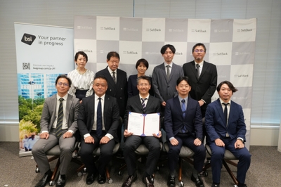 認証授与式の様子(2)　ソフトバンクの関係者およびBSIジャパンによる集合写真