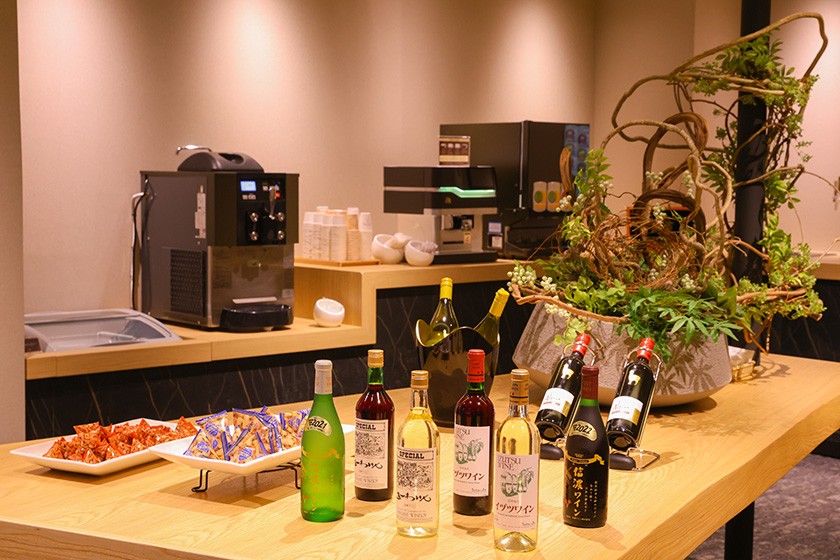 コーヒーやソフトクリームなどの他にもアルコール類も楽しめる。