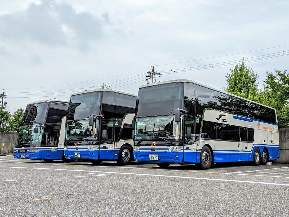 国産車(左端)と並ぶとデザインの違いがわかる