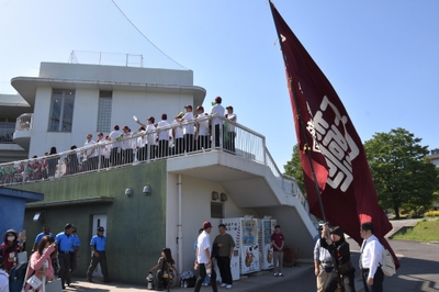 勝利後に掲げられた団旗