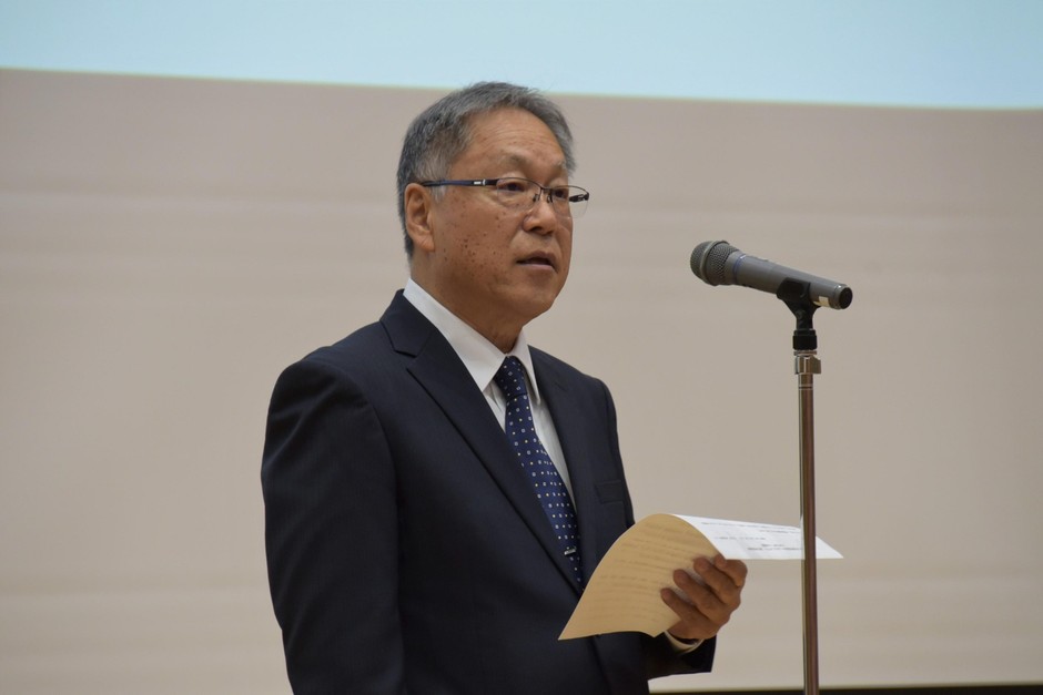 あいさつする野口学長
