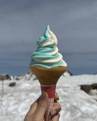 雪解けのみくりが池をイメージした「みくりが池ソフト」