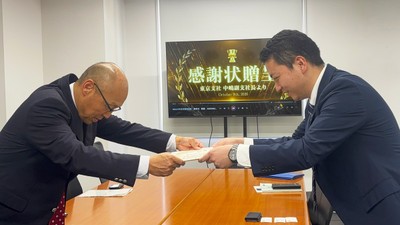 NEXCO中日本東京支社 中嶋副支社長（左）より感謝状を拝受する当社 本工事現場代理人 工務部 山嵜智裕（右）