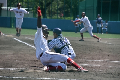 同点のホームを踏む柳勇気選手(都市情報学部4年)