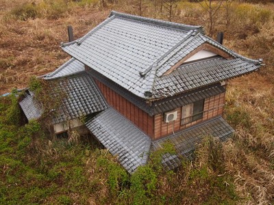  河道閉塞により水没した民家（旧 山古志村）