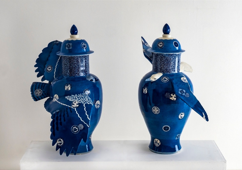桝本 佳子≪トンビ／壺≫、≪カモメ／壺≫(「Blue Birds/Blue Ceramics」インスタレーションの一部作品) 2021年、いずれもH91cm、作家蔵、撮影：越智信喜
