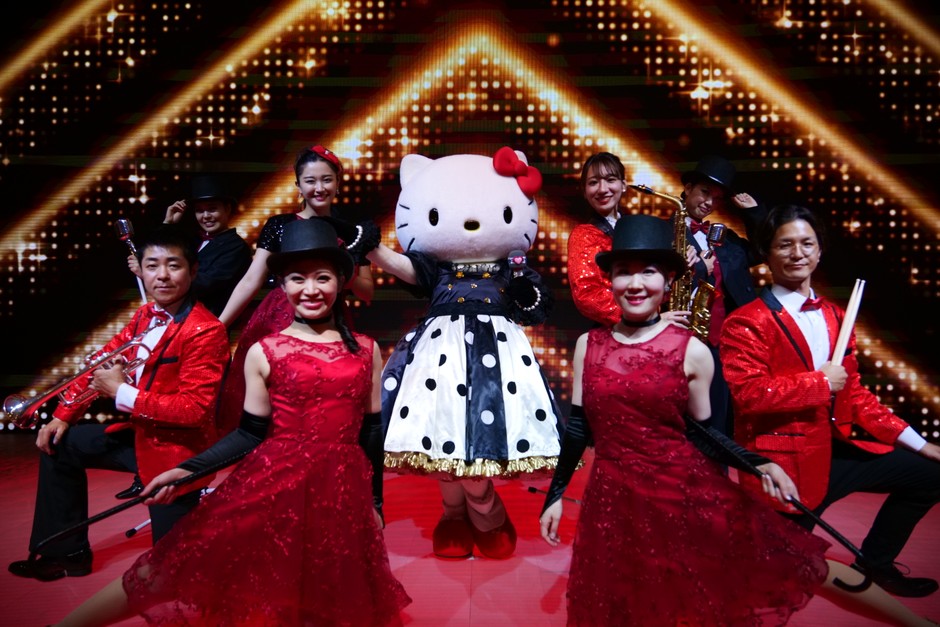 ▲歌と踊りを披露するハローキティが登場! 10月は大きなスクリーンに流れるハロウィンの映像も必見!
