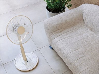 カットガラスをアレンジしたベースデザイン
