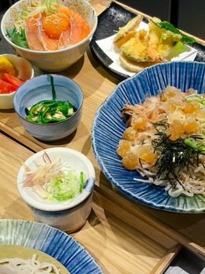 穂の間御膳 小丼や天ぷら、小鉢まで付いている大満足セット
