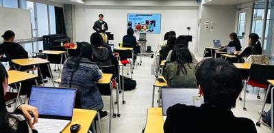 東京工芸大学 芸術学部インタラクティブメディア学科の教室内で行われた中間発表