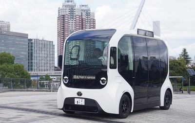 大新東の運転サービス士がe-Paletteをシンボルプロムナード公園エリアで走行している様子