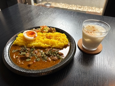 牛すじペッパーカレーとラッシー