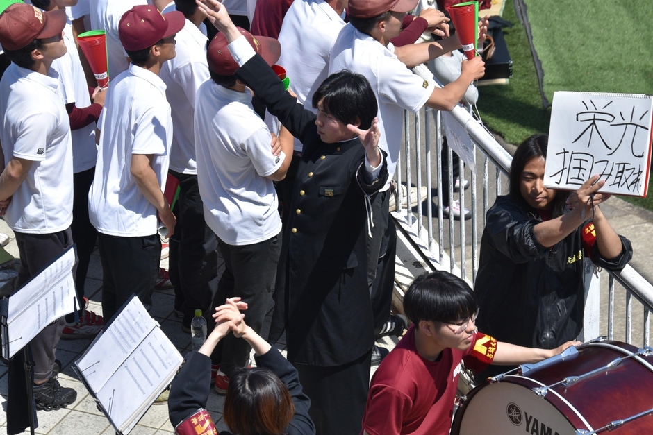 迫力あるエールを披露する辻団長