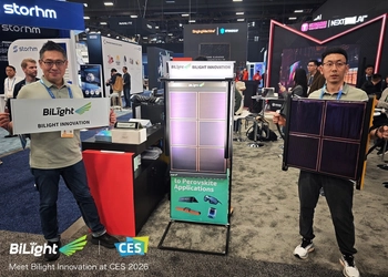 曲がる太陽電池の世界初「3製品」、CES 2026で同時公開 光翼イノベーションズ、太陽光カーテン／無電池電子名札／巻き取り式ソーラーパネルを披露