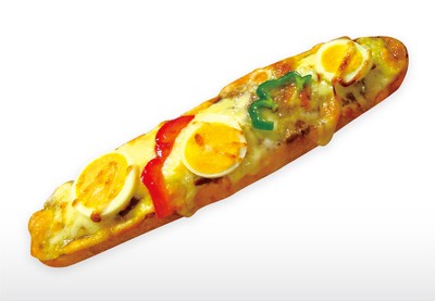 南浦和店創作の辛口キーマカレーと玉子のバケットピザ