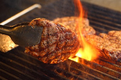 厚切りのお肉を炭火で豪快に焼き上げる「ビーフインパクトスタイル」