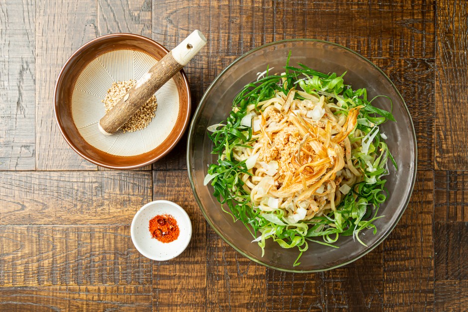 擦り胡麻をかけてお召し上がりいただきます