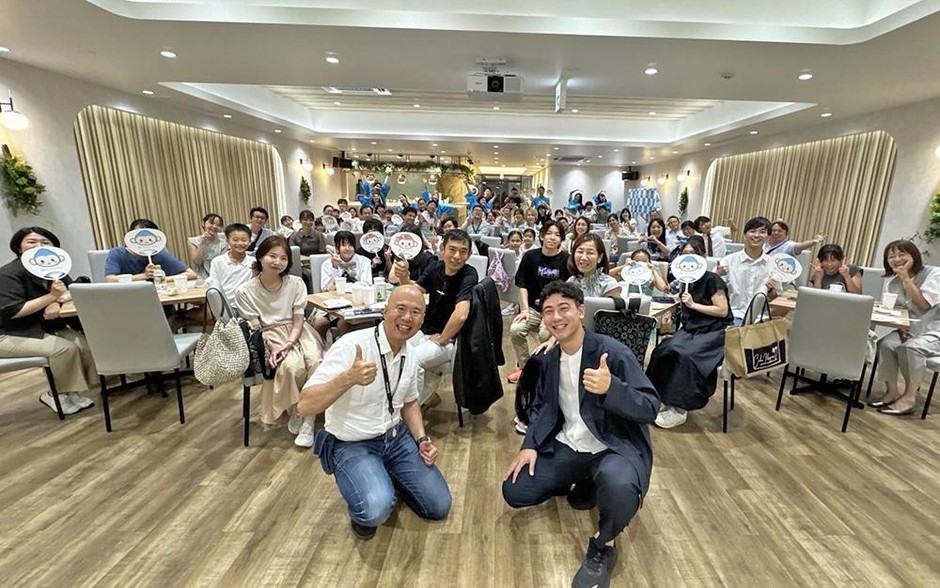 (手前左)QQEnglish代表藤岡頼光、(手前右)QQEnglish公式アンバサダー国山ハセンさん、リアルイベント参加者の皆様