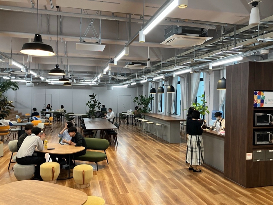 2号館1Fに設けられたカフェエリア「Innovation Cafe」。休憩時間に従業員が集う空間