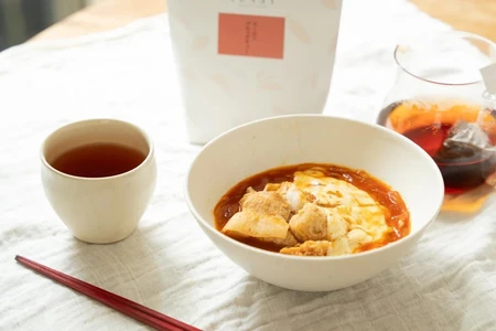 麻辣湯の辛さとチーズのコクに合うお茶とは？料理人が提案する「TEAET ウーロンブラックティー」の新しい楽しみ方