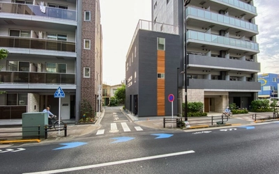 【狭小地15坪】大通り沿いでもプライバシーと開放感を両立！大型SUV対応のビルトインガレージと段違い設計で空間を最大化した3階建てデザイン住宅が竣工