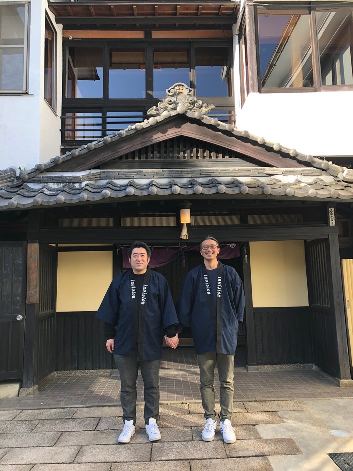 左：インビジョン代表・吉田　右：とゞ兵　館長・小山さん