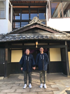 左：インビジョン代表・吉田　右：とゞ兵　館長・小山さん