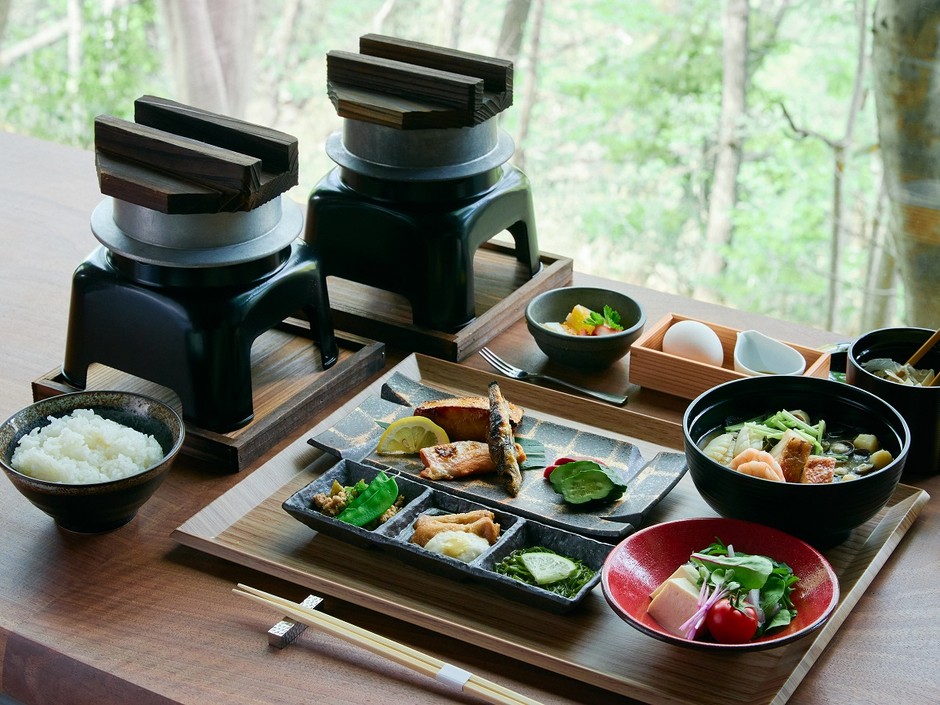 朝食は釜炊き2種の白米を食べ比べ&ご飯のお供も充実