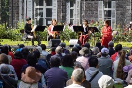 「秋バラの音楽会」昨年の様子