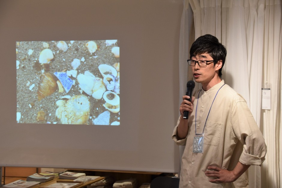 海や川で採取した陶片を紹介する村橋さん