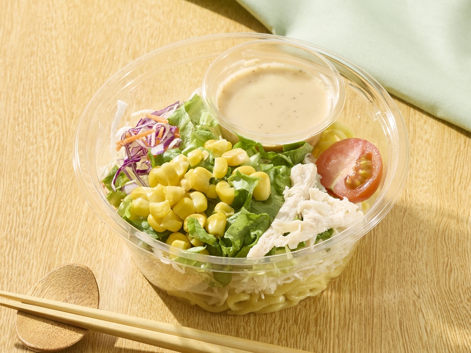 蒸し鶏と彩り野菜のラーメンサラダ　イメージ画像