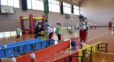 近畿大学九州短期大学附属幼稚園で「シャボン玉ショー」を開催　シャボン玉遊びをとおして、科学の不思議を学ぶ