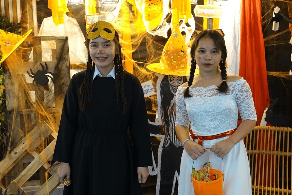 昨年のフィリピン人教師のハロウィンコスチュームの様子