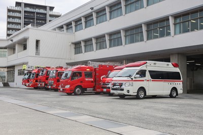 山口西部消防指令センターに並ぶ消防・救急車両