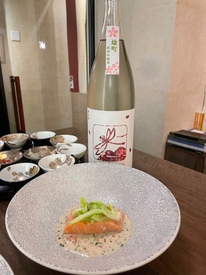 春らしい日本酒と華やかな色合いの旬の食材を使った料理のペアリング