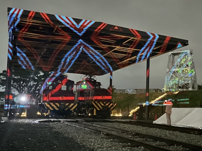 夜に実施した、炭鉱電車を彩るプロジェクションマッピング(1)