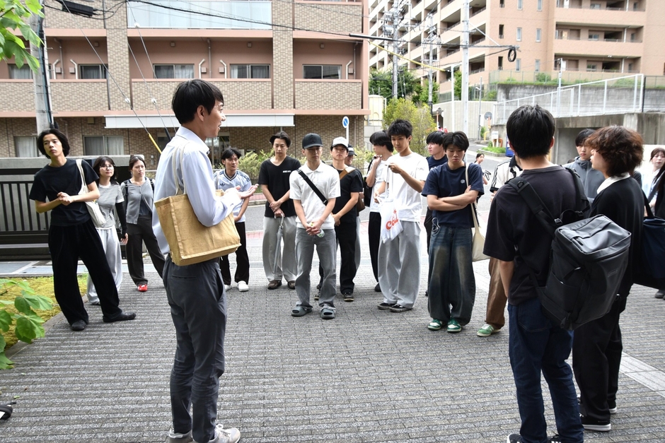 作業前に注意事項などを説明する加藤教授
