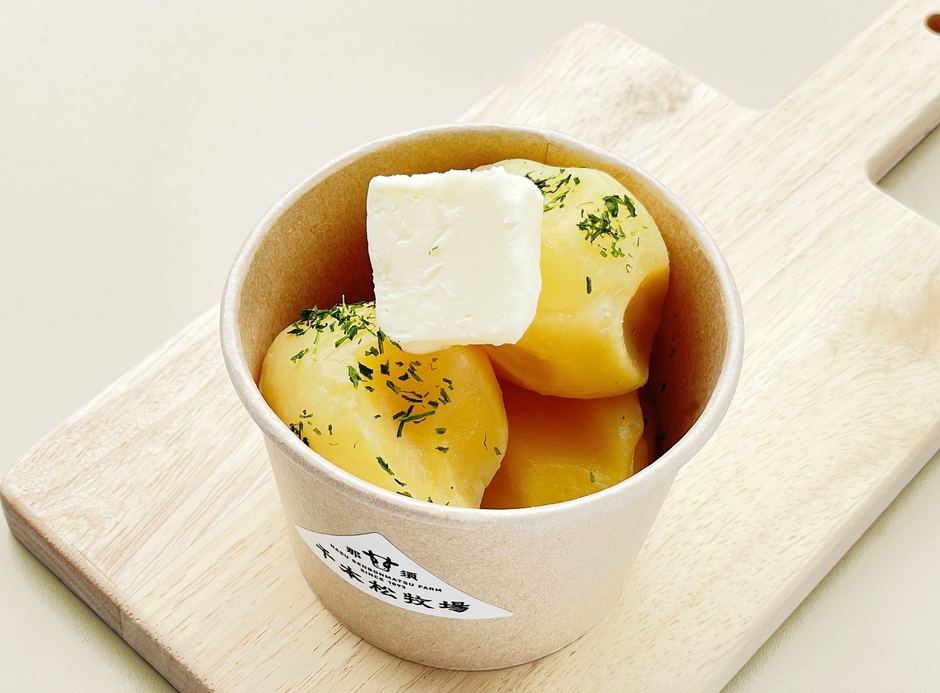 ほくほくのジャガイモに千本松のバターたっぷり。「じゃがいもバター」500円（税込）