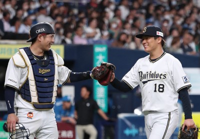 オリックス・若月健矢捕手（左）ー山本由伸投手（右）