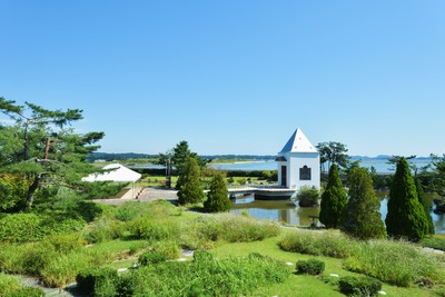 四季の移ろいを間近に感じ取れる水上庭園。ガラスのチャペルも藤田氏が監修。