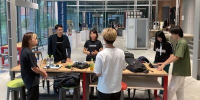 THE GARAGEでの近畿大学生と山本光学株式会社の打ち合わせの様子