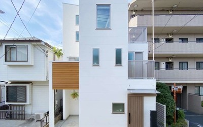 隣家に挟まれた狭い敷地に建つ、株式会社アースが手がけた狭小住宅の外観