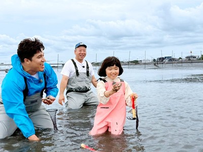 潮干狩りに挑戦する3人(左から木村昴、西村瑞樹、永尾柚乃)