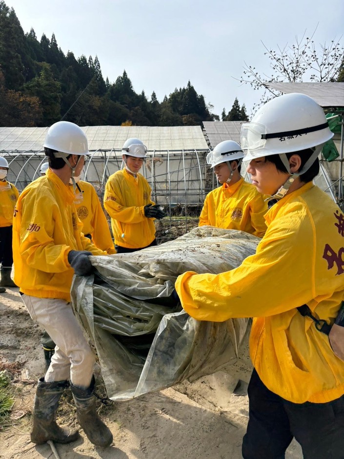 ビニールハウスの撤去作業に精を出す学生たち