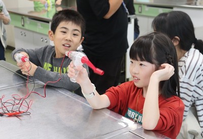 手回し発電機をつないで電気を流す実験